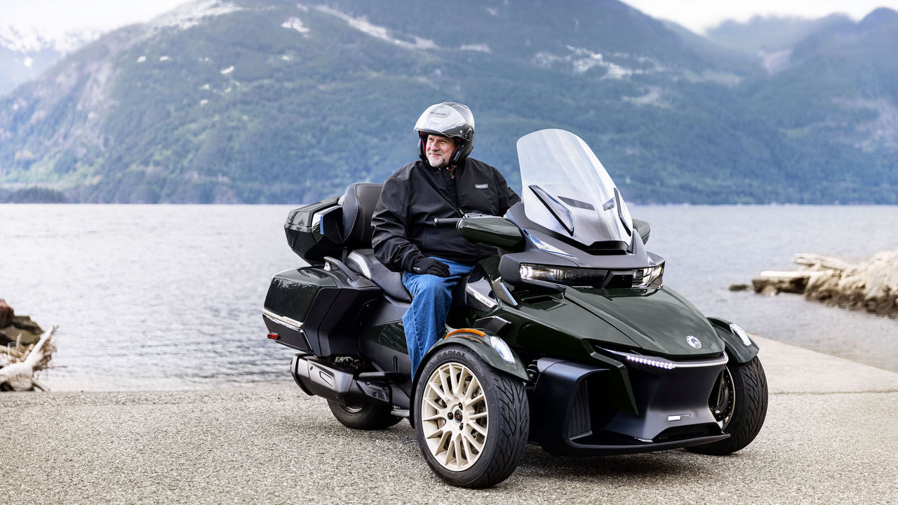 Човек на паркиран Can-Am Spyder RT