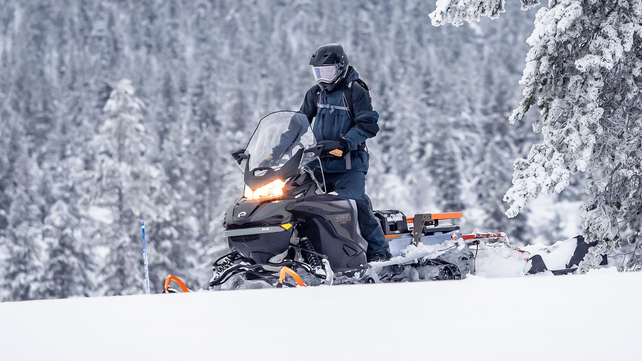 Моторна санка Lynx 69 Ranger PRO 2025 влече трасист плуг на рид