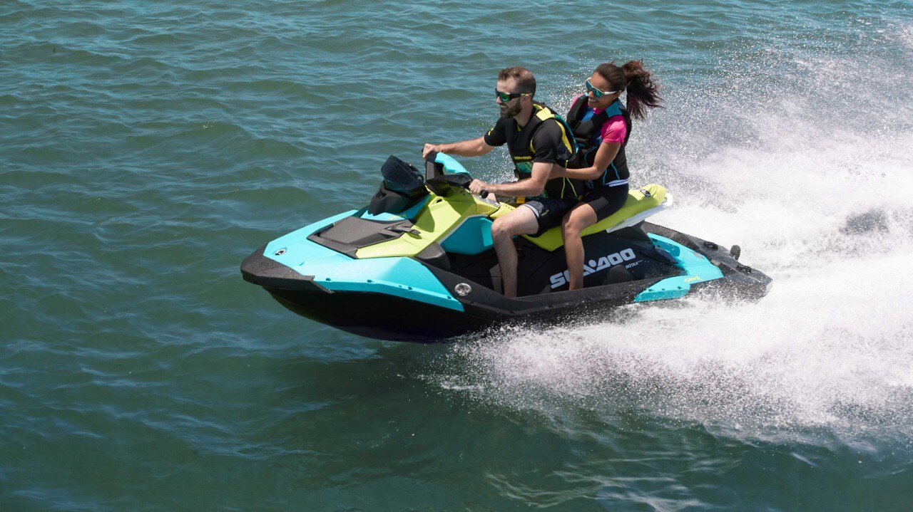 Пар јава на својот Sea-Doo Spark 2022 година