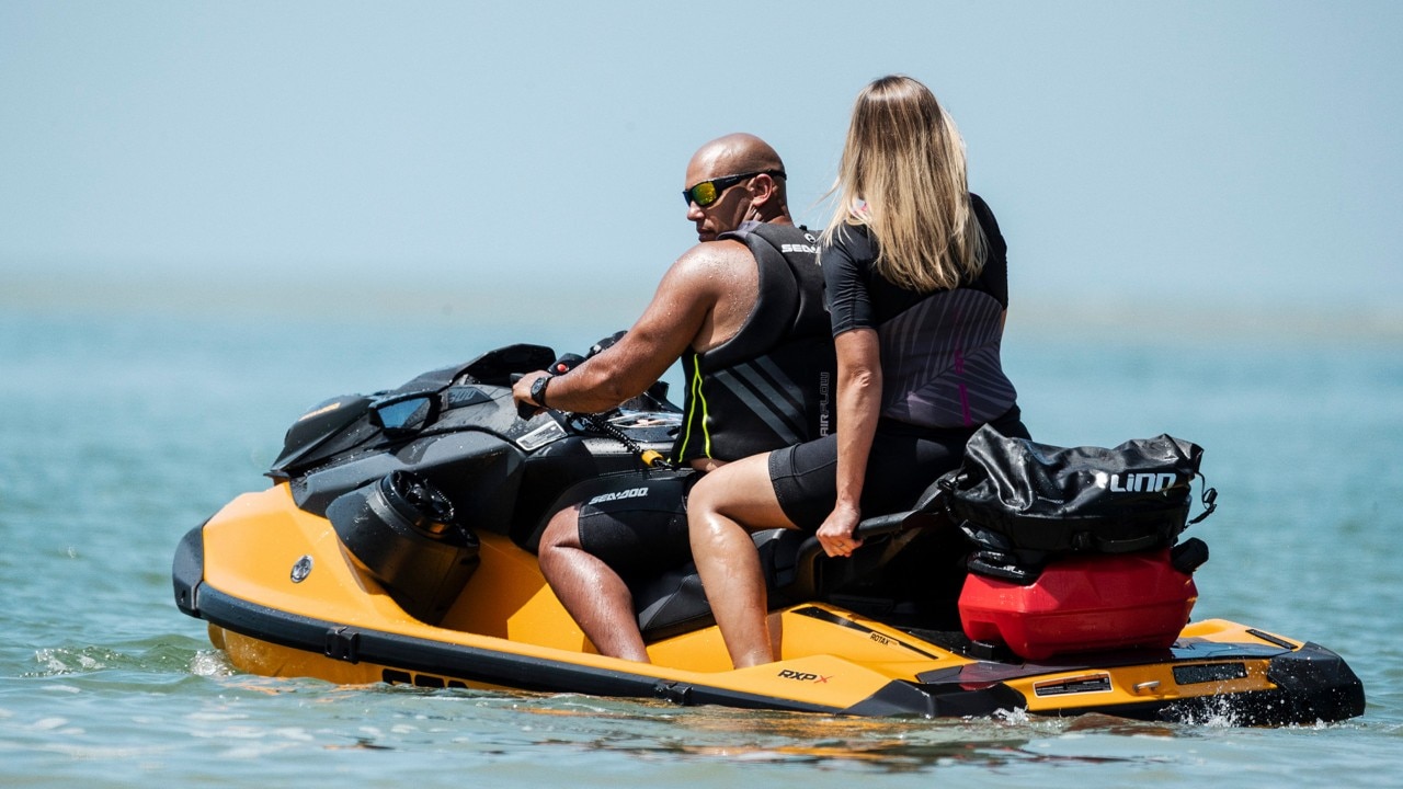 Момче и девојка кои уживаат во возењето на нивното Sea-Doo пловило на Хаваи.