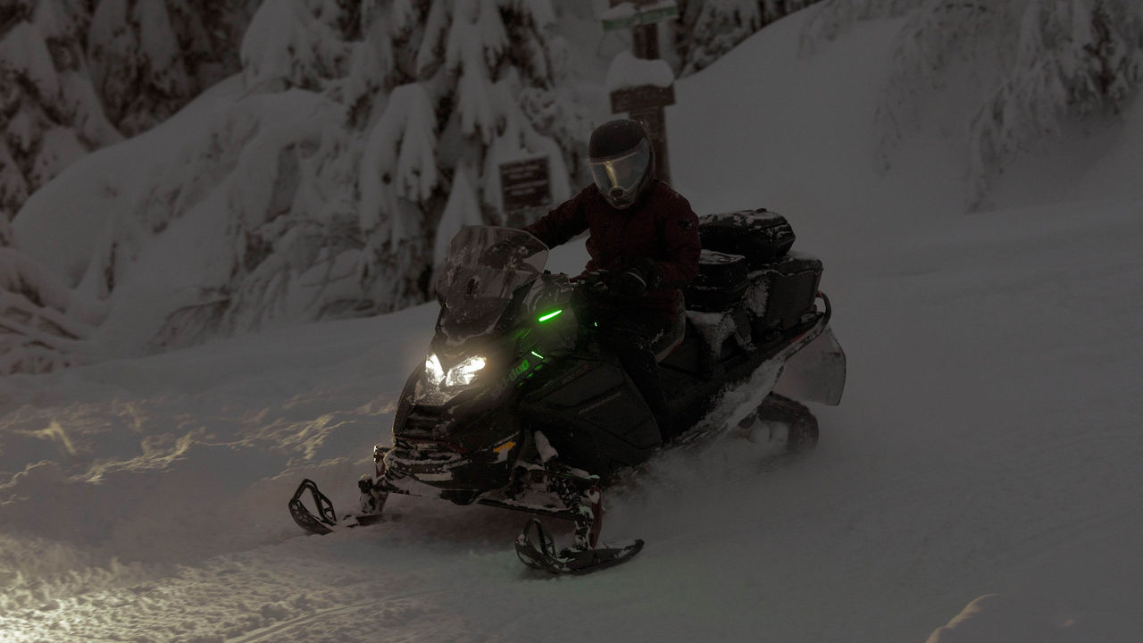 2025 Ski-Doo Renegade патека со моторни санки возење ноќе