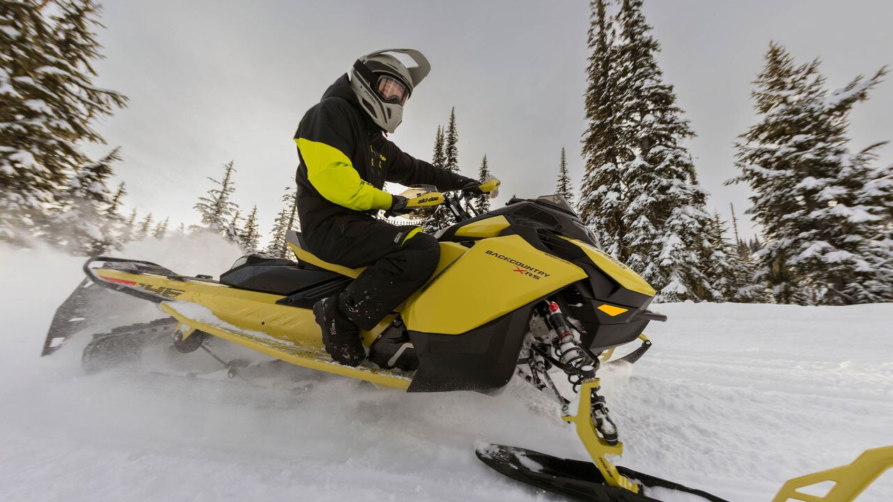 Возач кој вози кросовер снежни моторни возила Ski-Doo Backcountry X RS од 2025 година