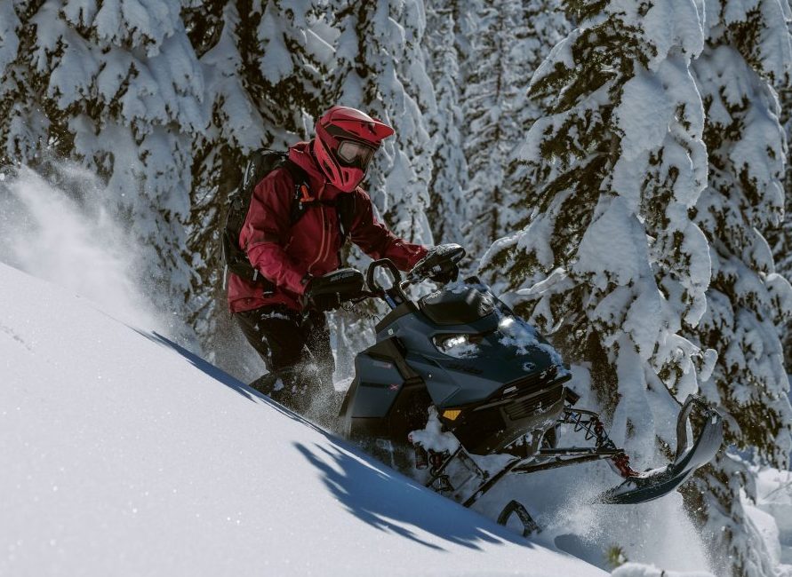 Człowiek jadący na skuterze śnieżnym Ski-Doo