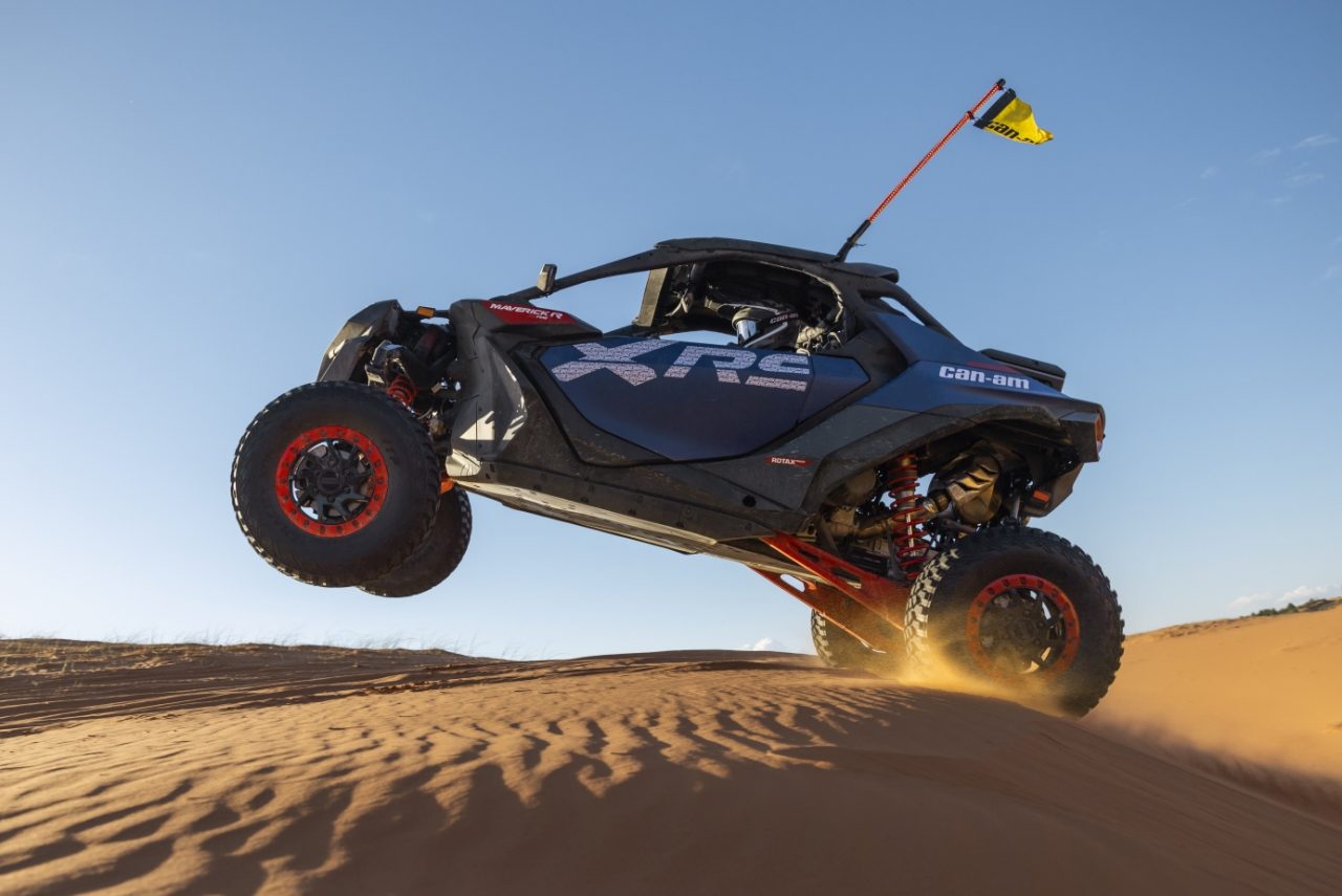 Can-Am Maverick R podczas jazdy na pustyni