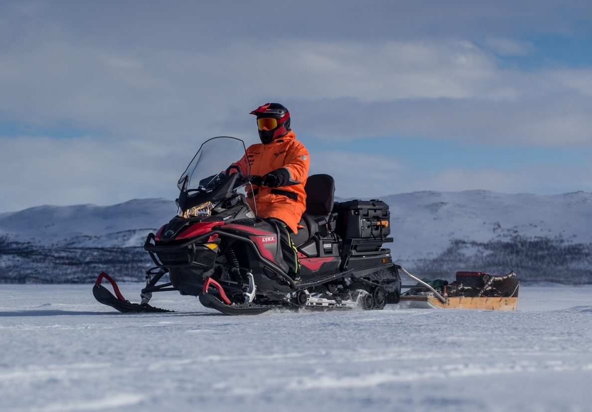 Człowiek jadący na skuterze śnieżnym Lynx