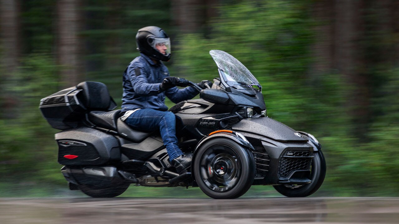 Rider jadący spersonalizowanym trójkołowym Can-Am Spyder F3