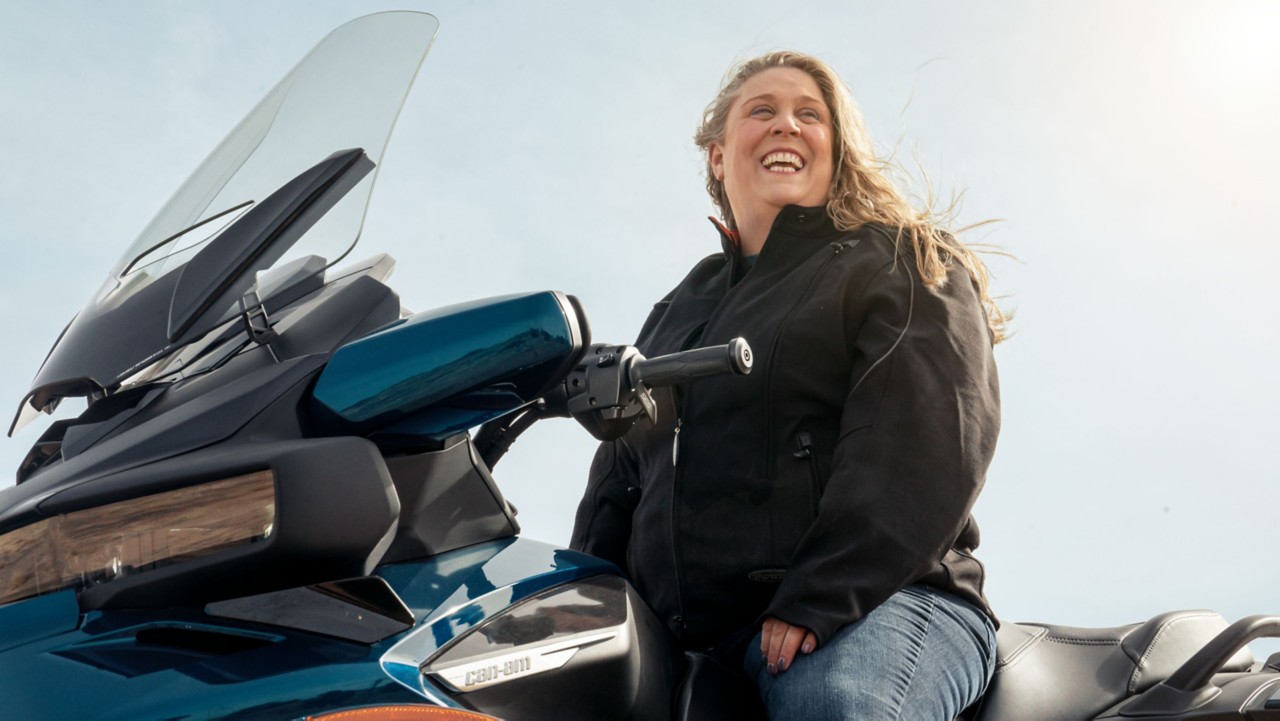 Blondynka na Can-Am Spyder