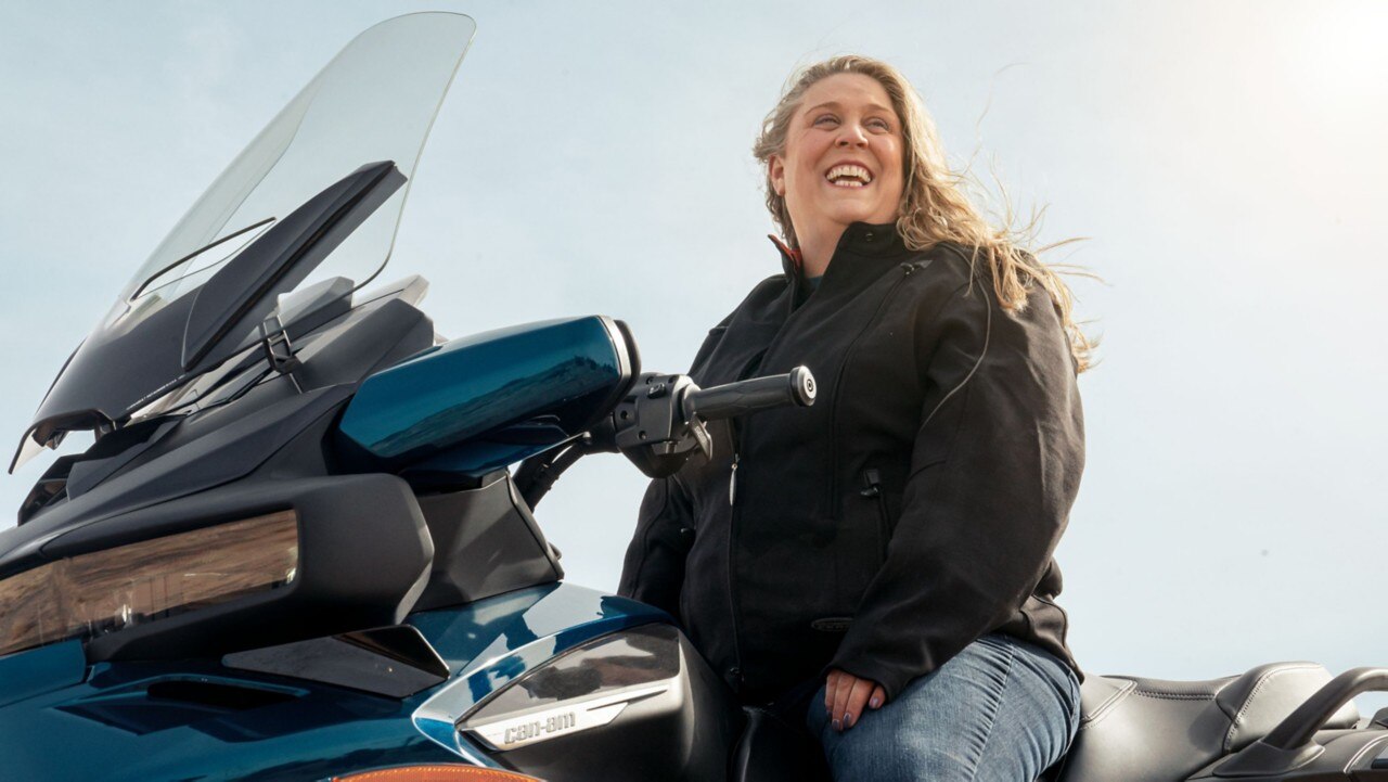 Blondynka na Can-Am Spyder