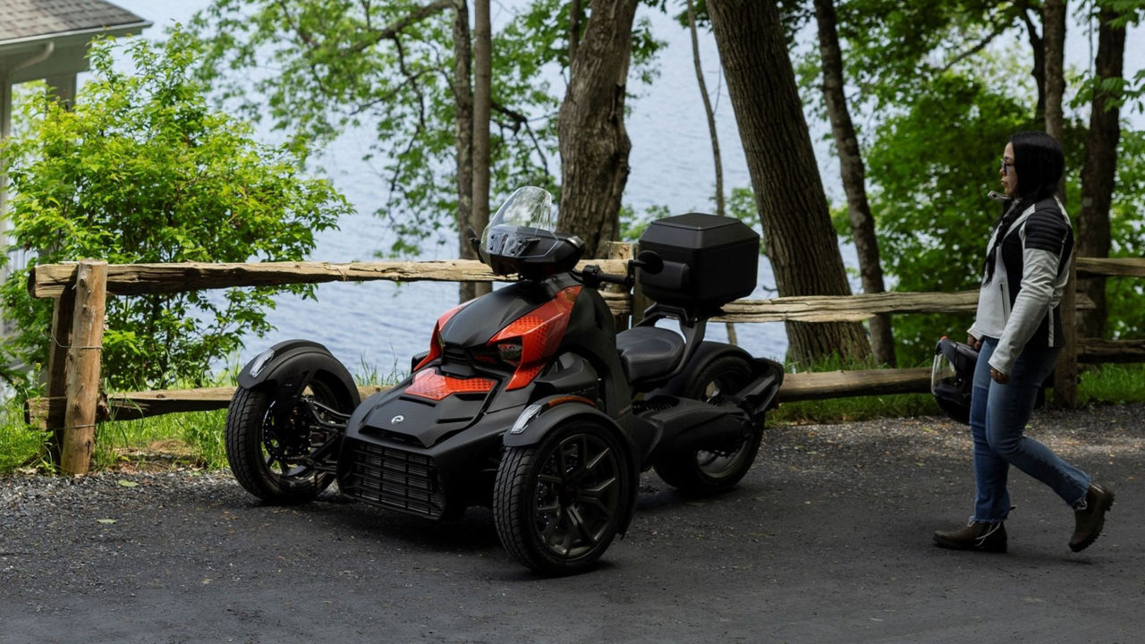 W pełni spersonalizowany trójkołowy motocykl Can-Am Ryker 2026 na szutrowej drodze