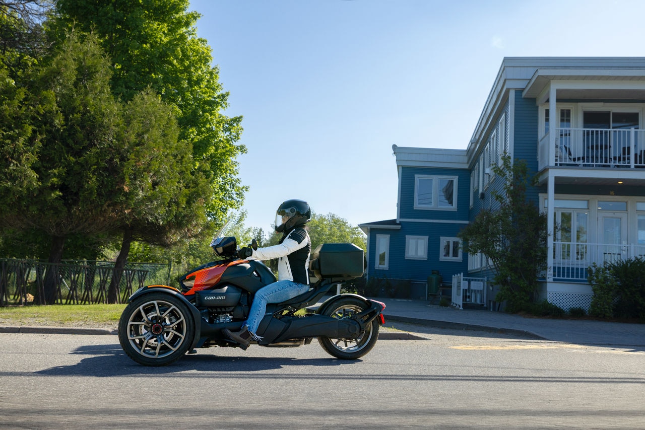 Motocyklistka Can-Am jadąca ulicą