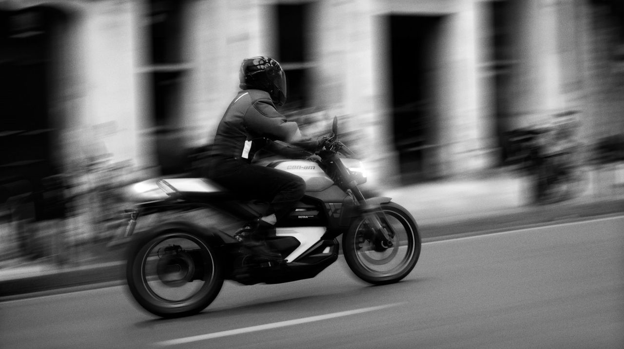 Mężczyzna jadący elektrycznym motocyklem Can-Am
