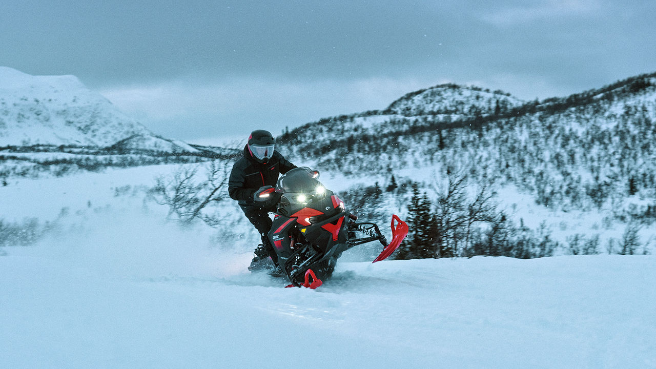 Skuter śnieżny Lynx Xterrain RE 850 Turbo R 2025 przyspieszający na szlaku