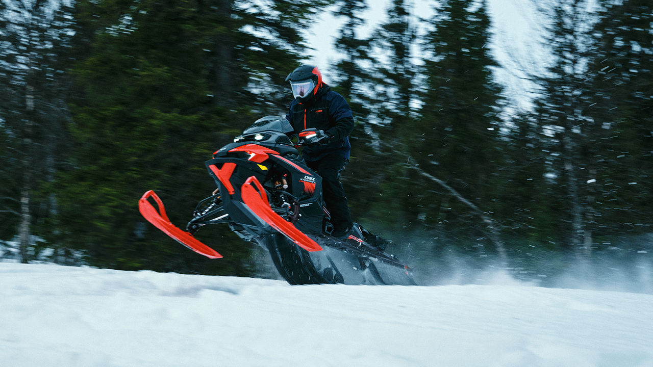 Skuter śnieżny Lynx Xterrain RE 850 E-TEC Turbo R 2025 przyspieszający na szlaku
