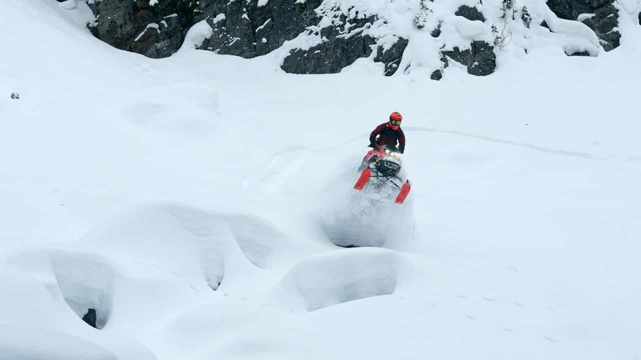 Skuter śnieżny Lynx Shredder w ciasnym skręcie w głębokim śniegu