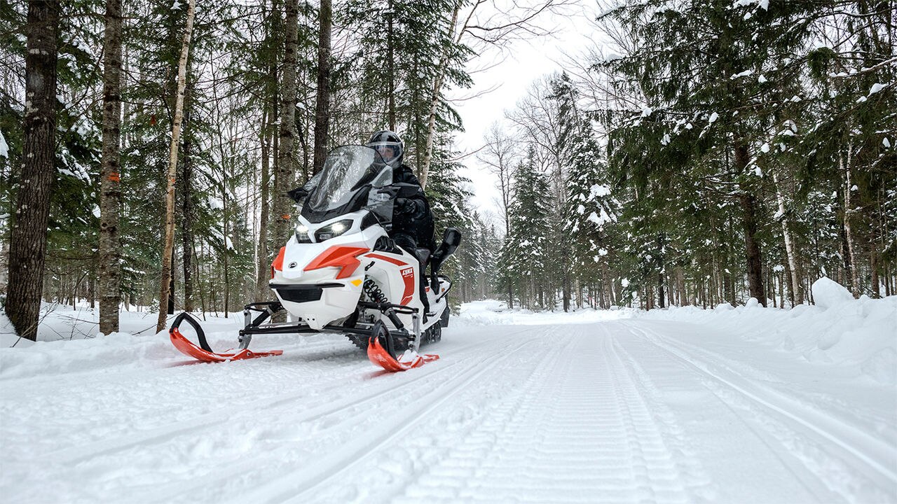 Elektryczny skuter śnieżny Lynx Adventure Electric jadący cicho po trasie