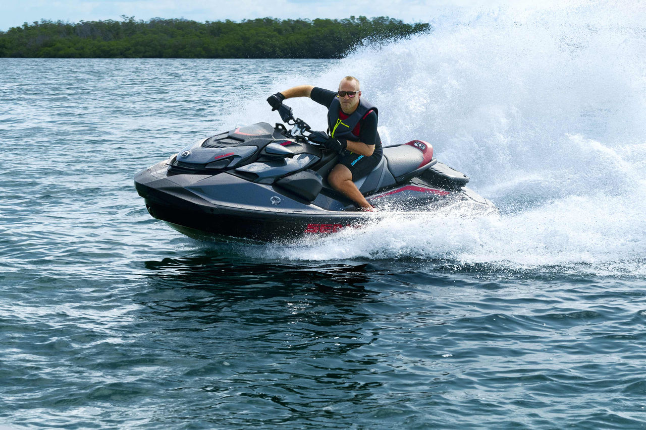 Mężczyzna na skuterze wodnym Sea-Doo GTR-X 300 z 2024 roku
