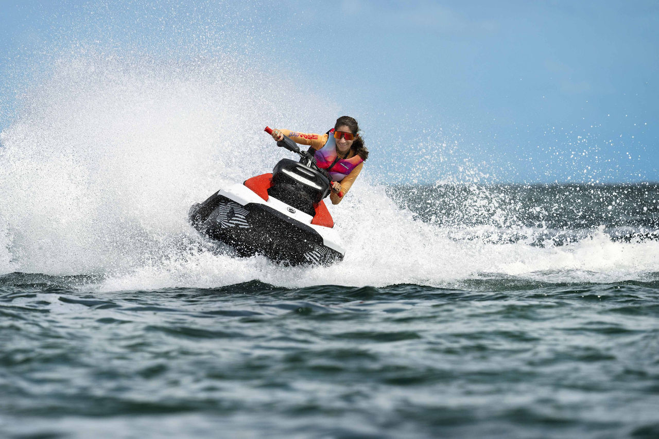 Kobieta jadąca na skuterze wodnym Sea-Doo Spark Trixx