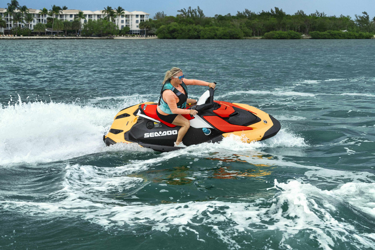 Kobieta jadąca na skuterze wodnym Sea-Doo Spark z 2024 roku