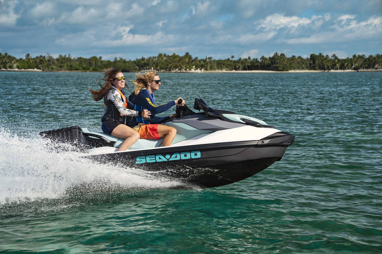 Dwie kobiety na skuterze wodnym Sea-Doo GTI 130