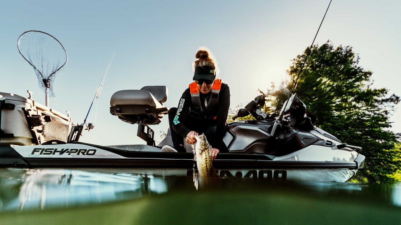 Mężczyzna siedzący na Sea-Doo FishPro Apex 2025 