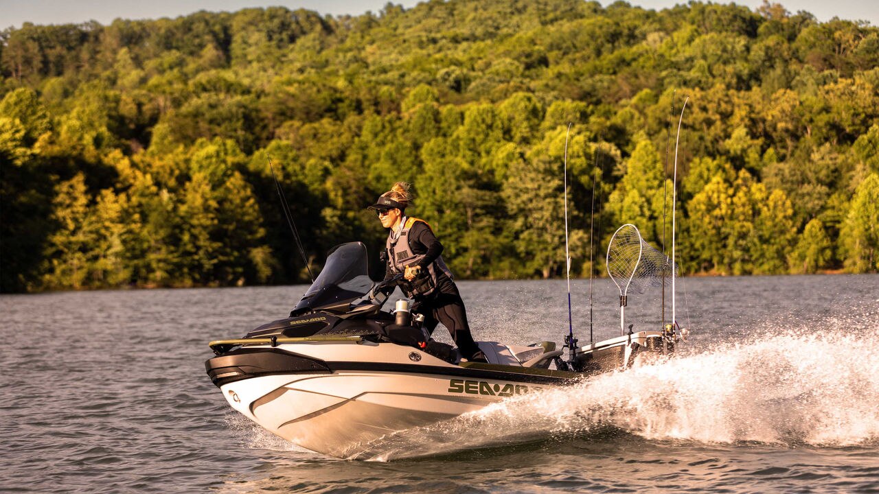 Kobieta na skuterze wodnym Sea-Doo FishPro Apex 2025