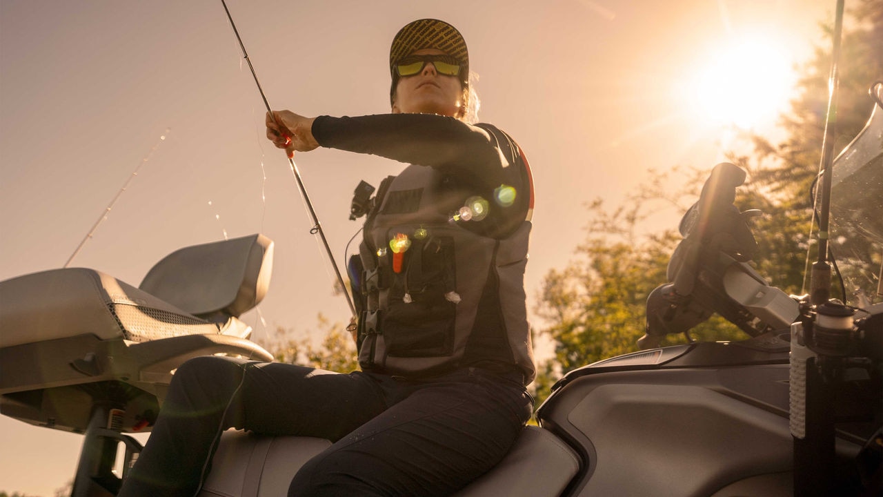 Mężczyzna siedzący na skuterze wodnym FishPro Apex 2025