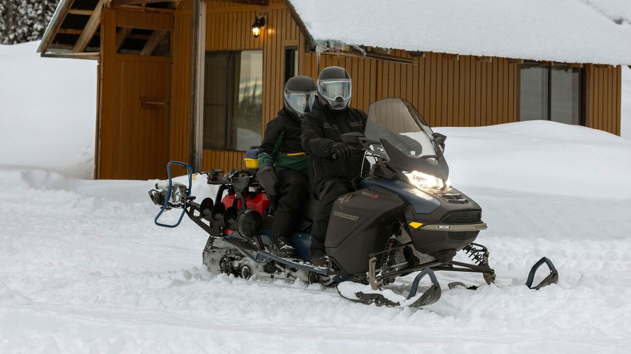 Dwóch riderów ruszających w trasę na crossoverowym skuterze 2025 Ski-Doo Expedition