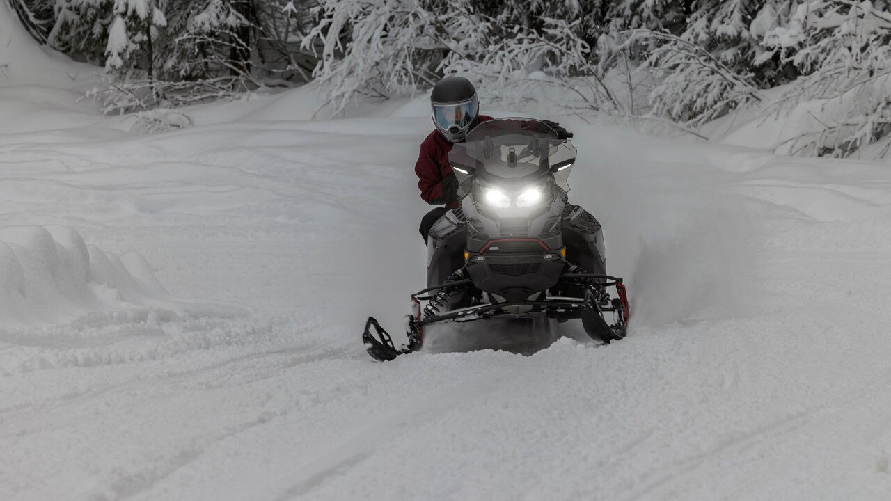 Rider ostrożnie pokonujący ośnieżony szlak na 2025 Ski-Doo Renegade