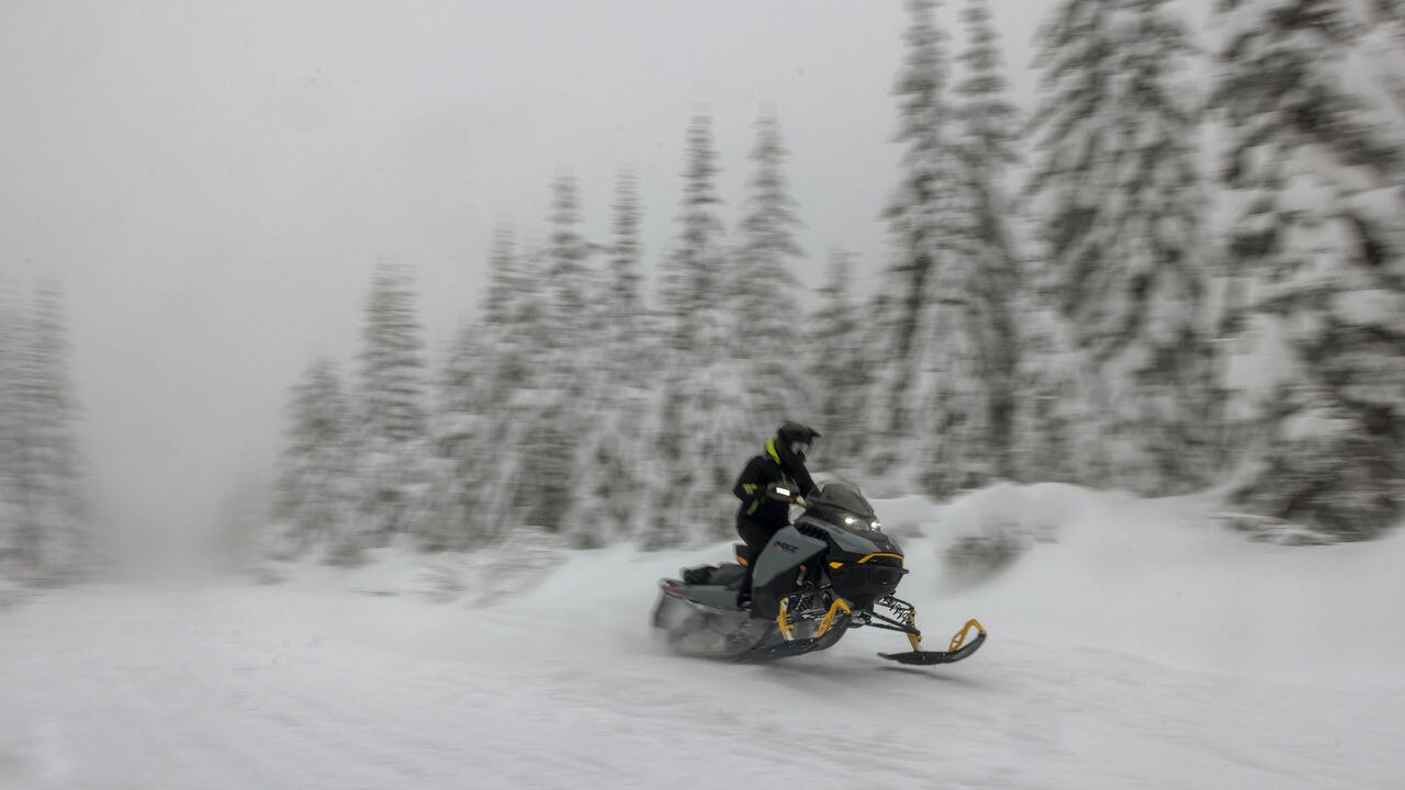 2025 Ski-Doo MXZ podczas jazdy z pełną prędkością
