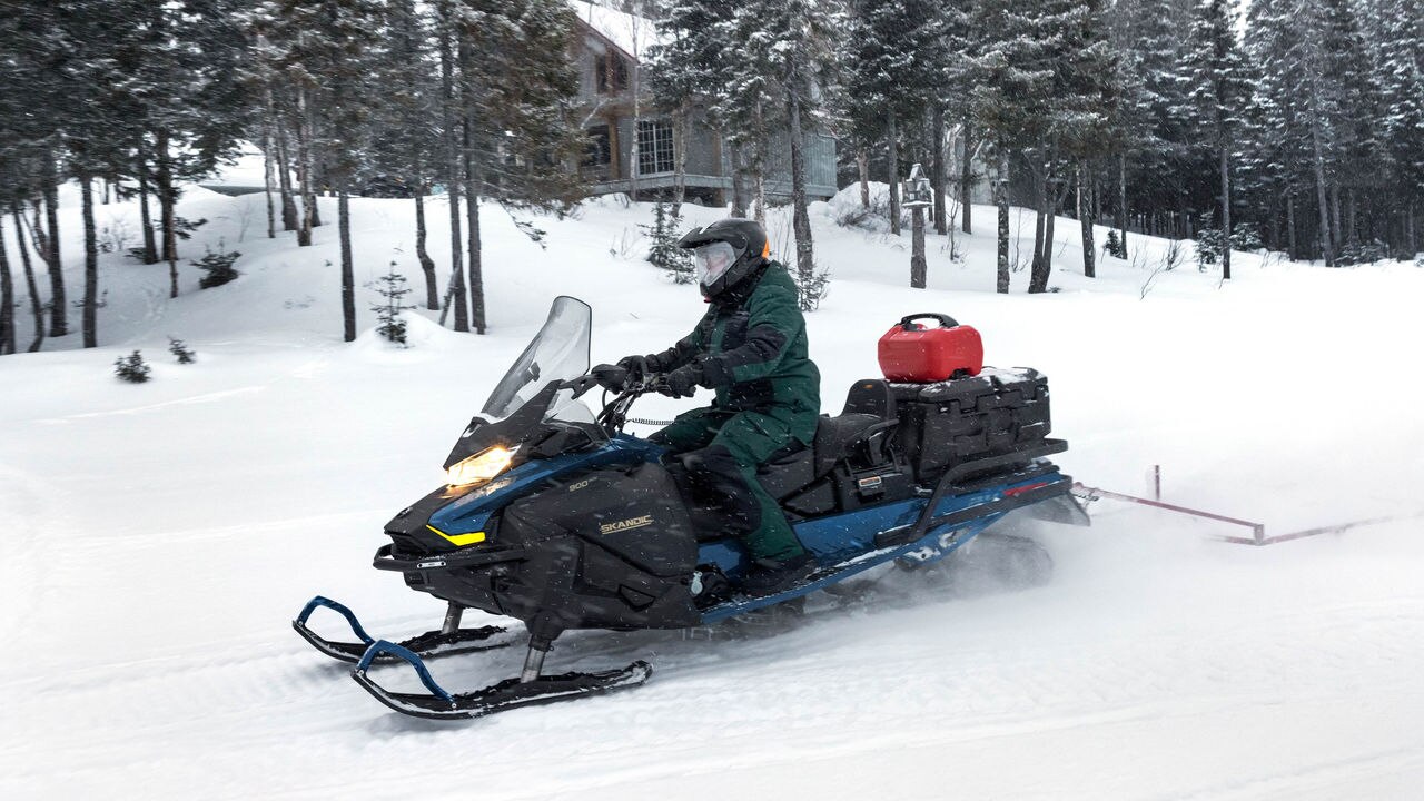 2025 Ski-Doo Skandic typu sport-utility jadący po śniegu