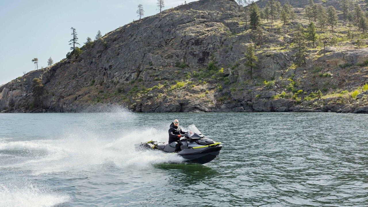 Bărbat conducând Sea-Doo Explorer Pro 170 cu parbriz Touring – confort și protecție pe apă