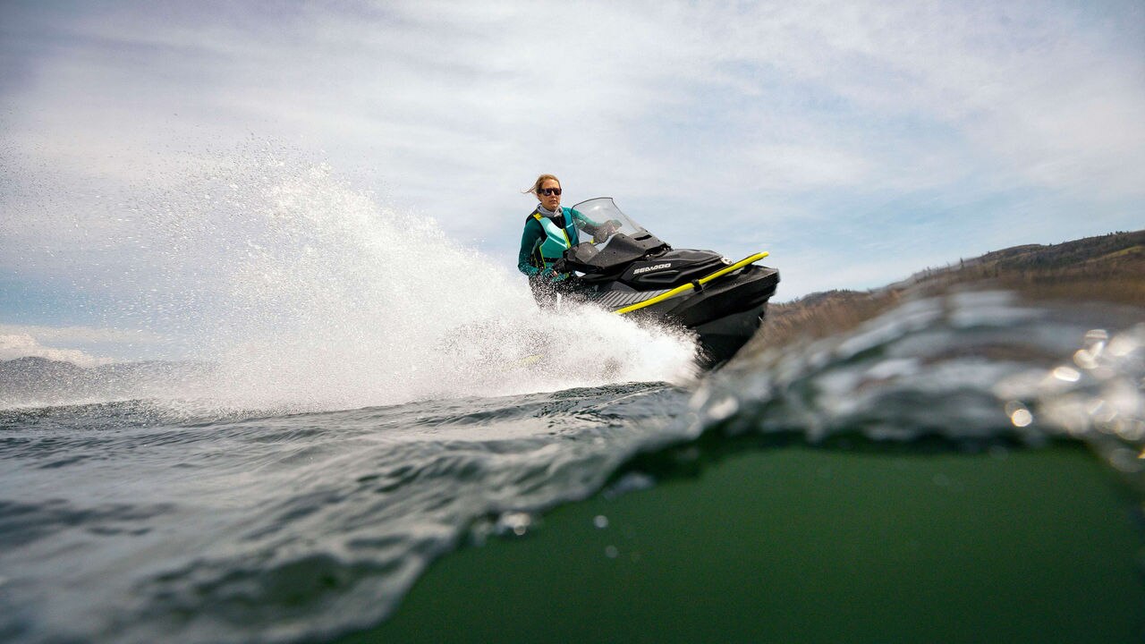 Sea-Doo Explorer Pro 170 cu bara frontală, condus de o pasionată de sporturi nautice