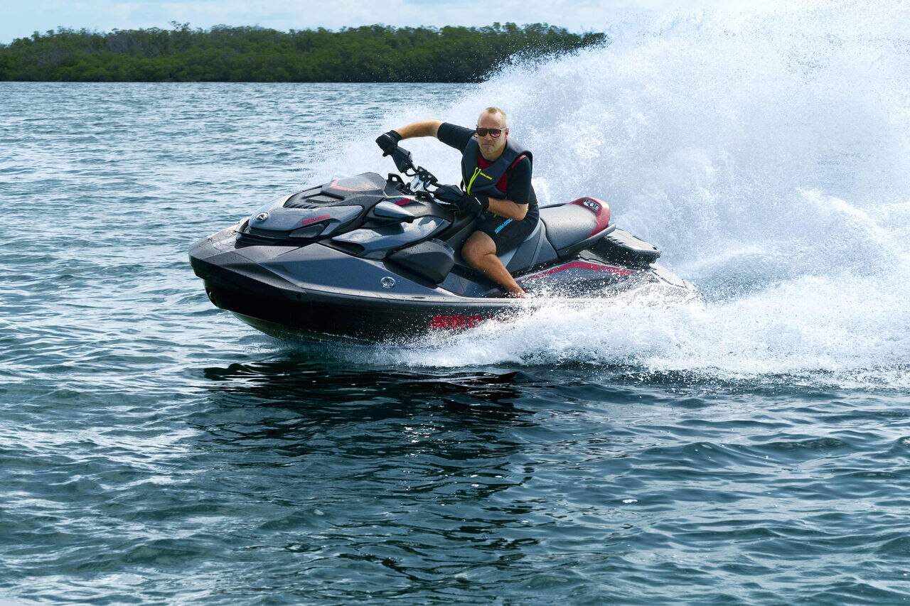 Мужчина, катающийся на мощном гидроцикле Sea-Doo GTR-X