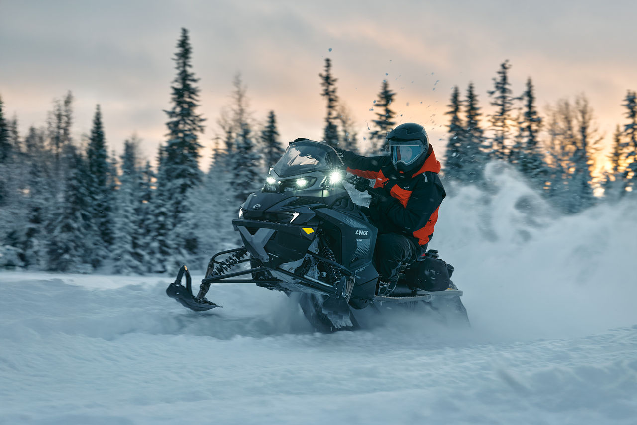 Снегоход Lynx Xterrain Limited 2027 на высокой скорости входит в поворот на трассе