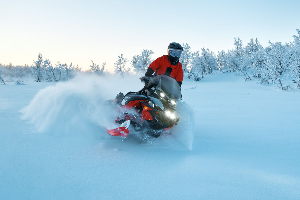 Снегоход Lynx Brutal RE 850 E-TEC 2027 с широкой гусеницей рассекает пушистый снег