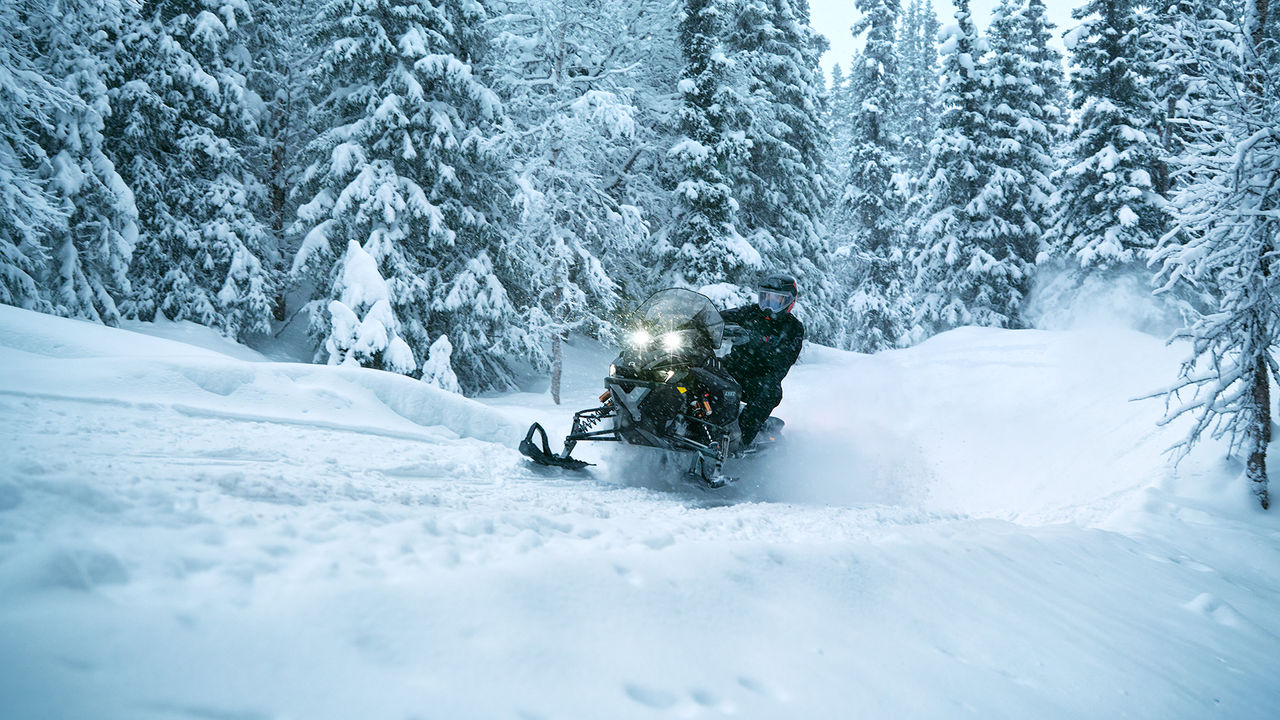 Снегоход Lynx Xterrain RE 2027 едет по тропе