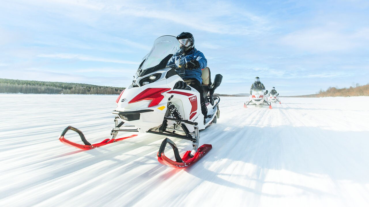 Снегоходы Lynx Adventure Electric едут по трассе