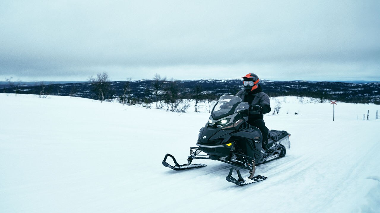 Снегоход Lynx Adventure Limited 2025 едет по тропе 