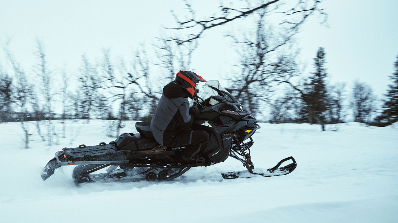 Снегоход Lynx Adventure Limited 2025 делает поворот на трассе