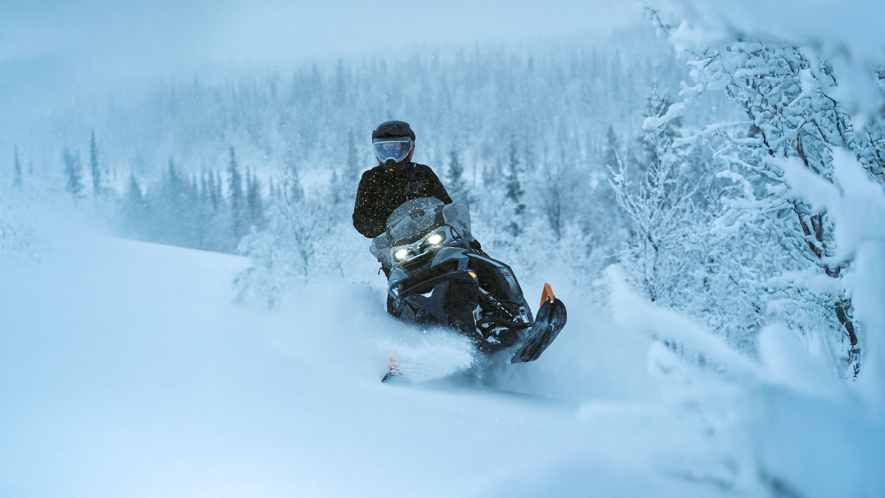 Снегоход Lynx 49 Ranger 2027 едет по глубокому снегу