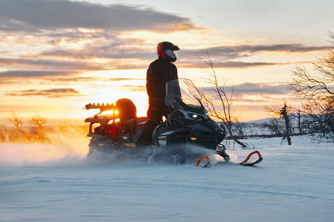 Райдер встречает рассвет, стоя на снегоходе Lynx 59 Ranger PRO 2027