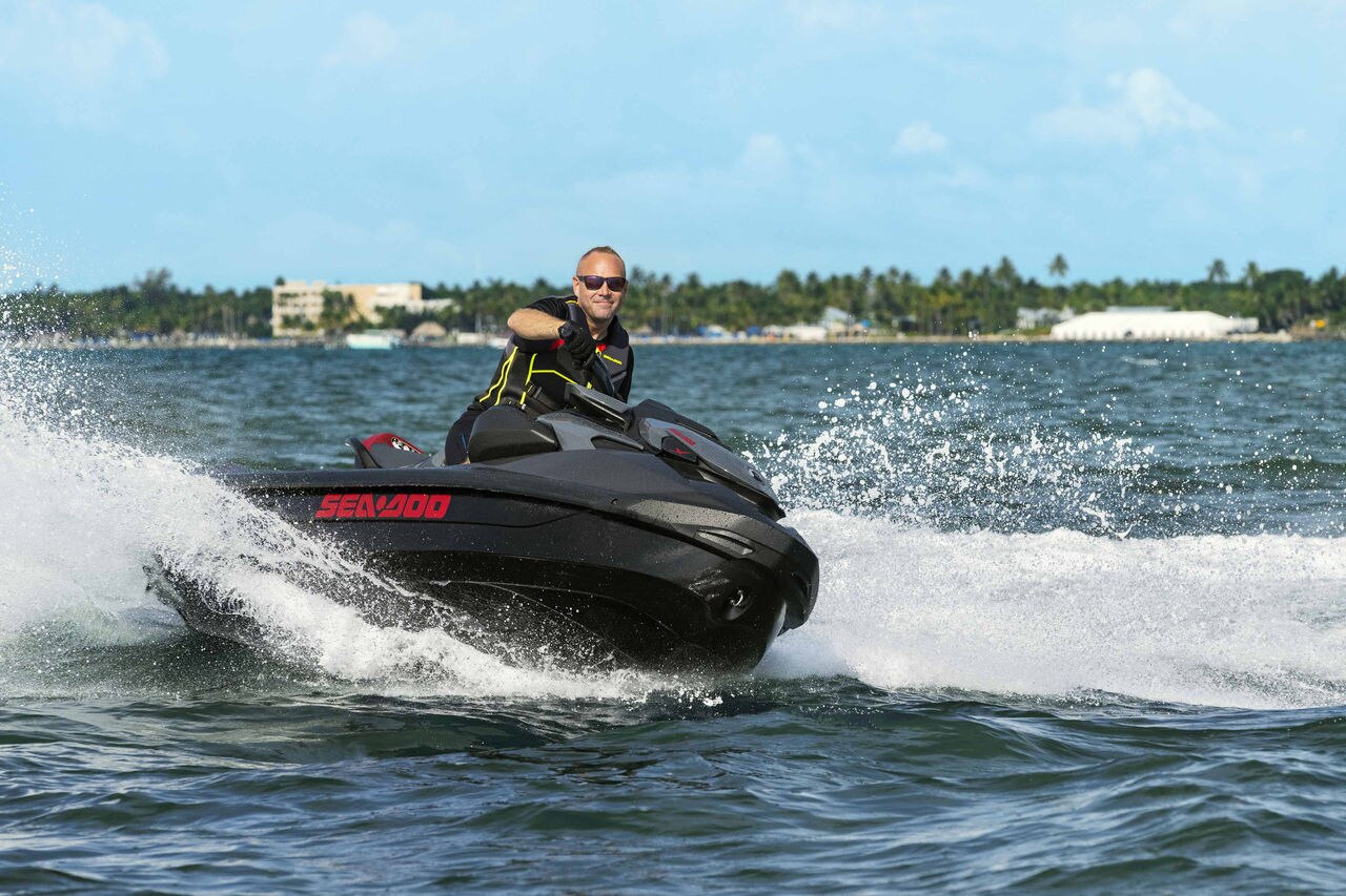 Мужчина катается на гидроцикле Sea-Doo GTR 2024.