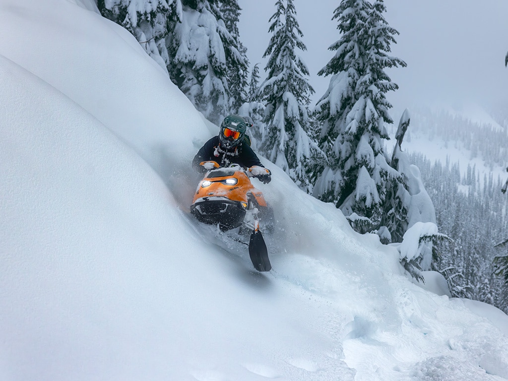 Райдер штурмует заснеженную гору на снегоходе Ski-Doo Summit 2027