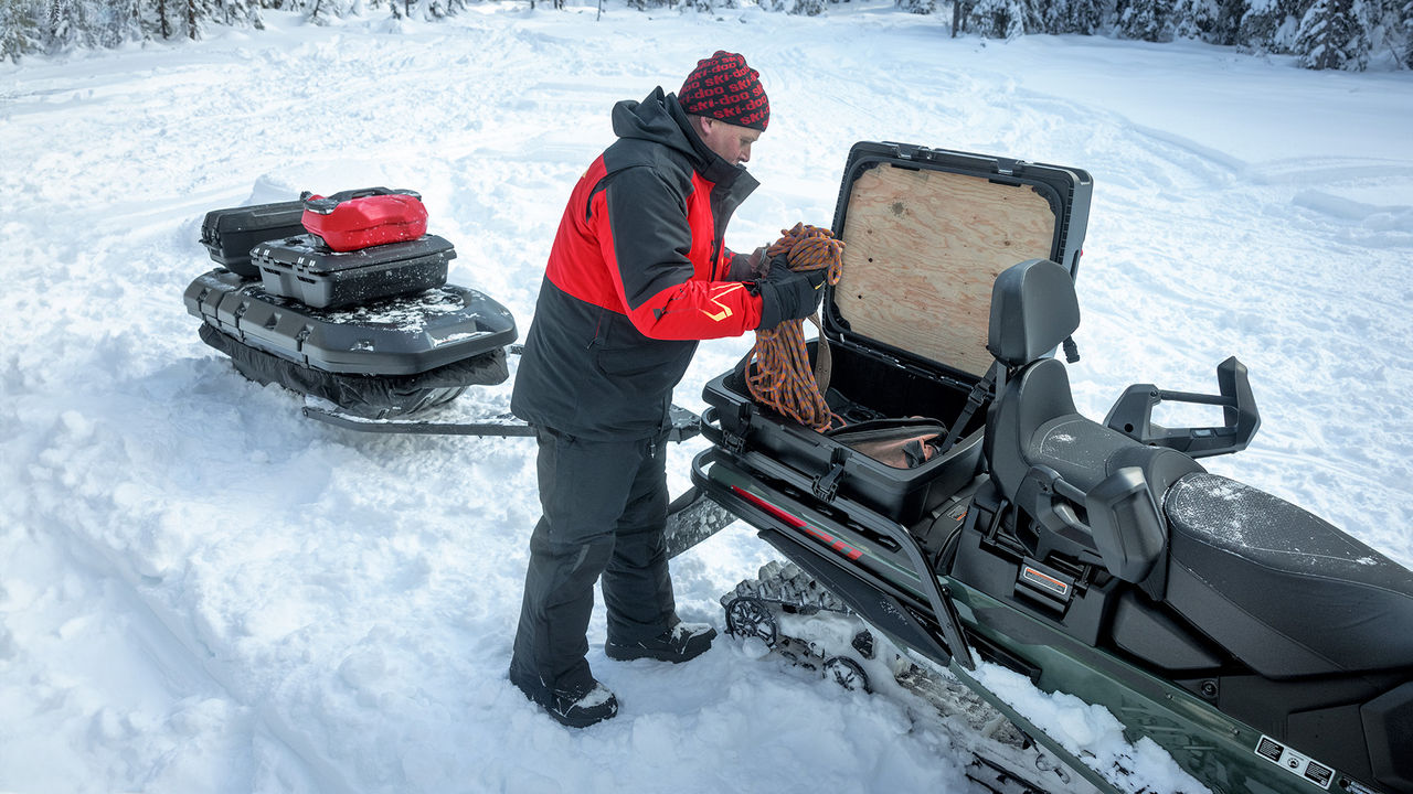 Райдер рядом с багажным отделением снегохода Ski-Doo Expedition SE 2026