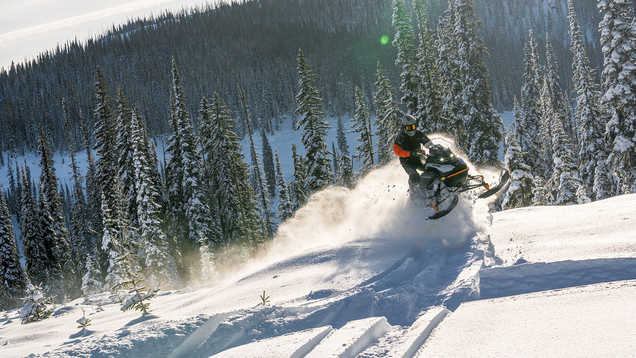 Снегоход Ski-Doo Backcountry 2026 поднимается по заснеженному склону горы