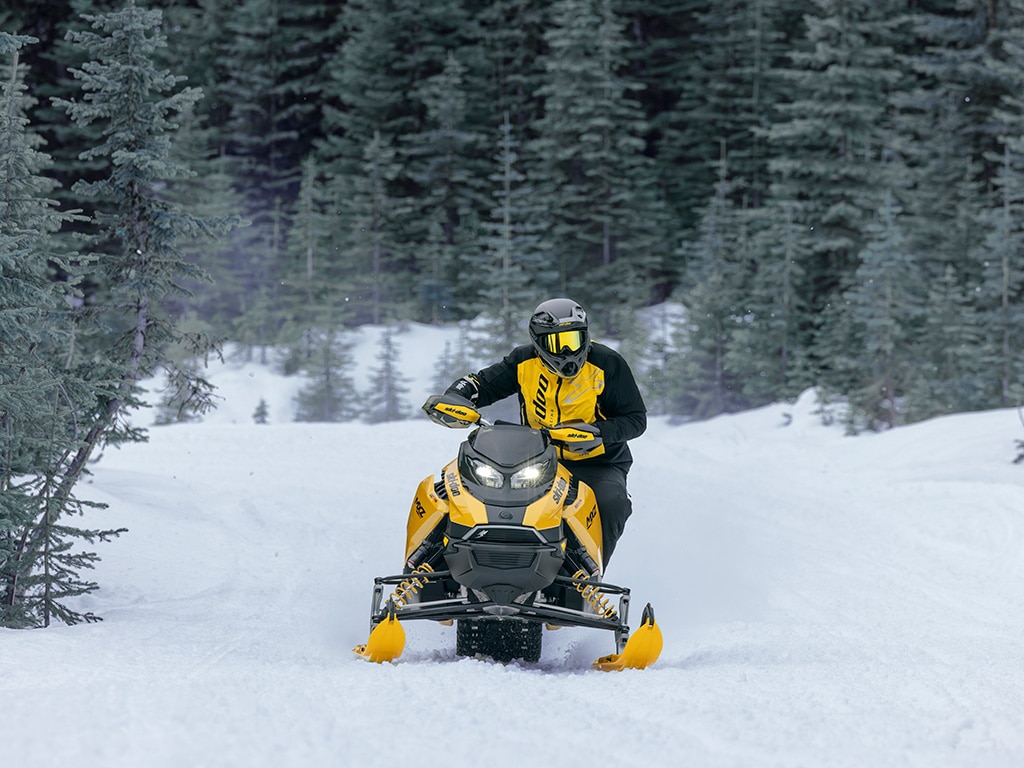 Снегоход Ski-Doo MXZ X-RS 2027 едет по заснеженному полю