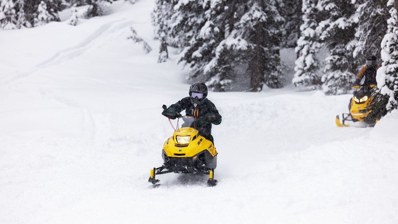 Юный райдер за рулем молодежного снегохода Ski-Doo MXZ