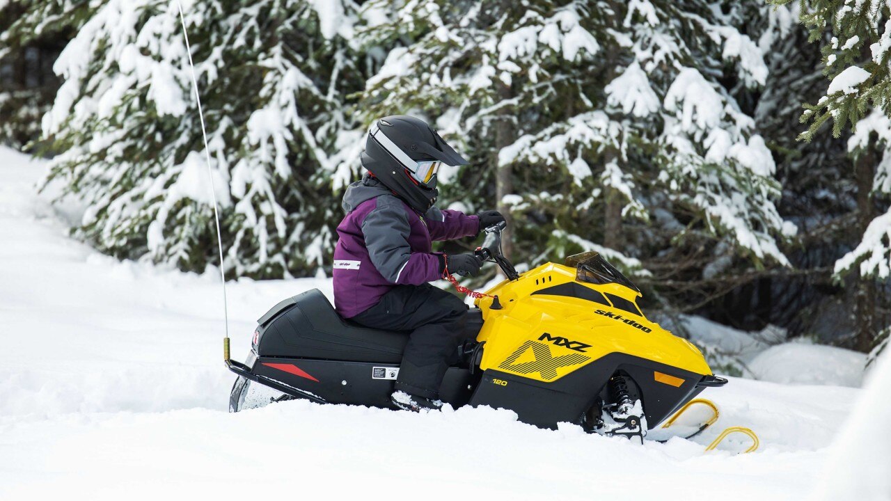 Ребенок едет на снегоходе Ski-Doo MXZ 120 2023