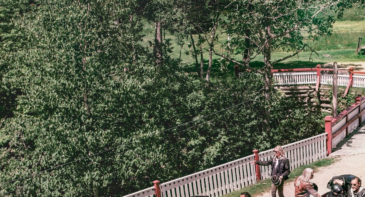 Záber zhora na kamarátov na farme pri ich vozidlách Can-Am Spyder RT 