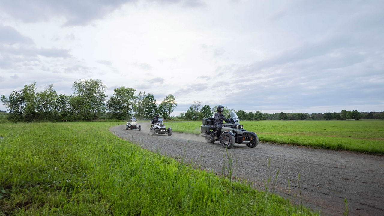 Tri Can-Am trojkolky za sebou na ceste